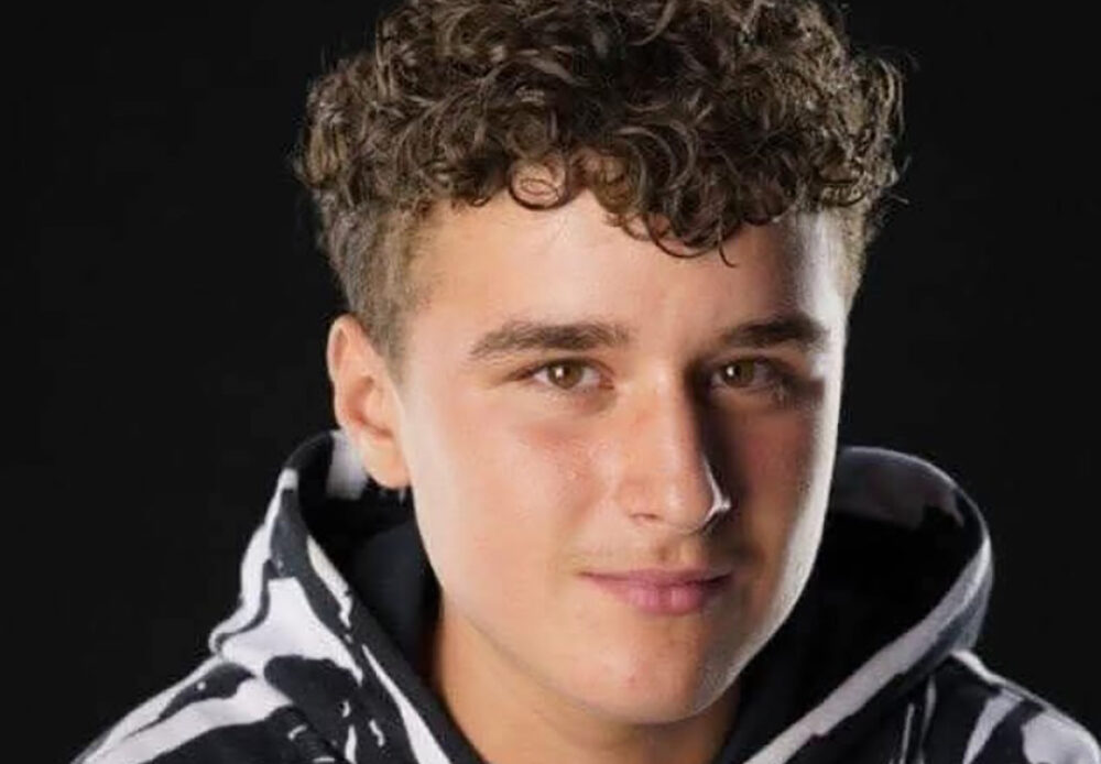 Костадинов кој спаси 20 млади во пожарот во Кочани со аплауз пречекан од соучениците во Виница (ВИДЕО)