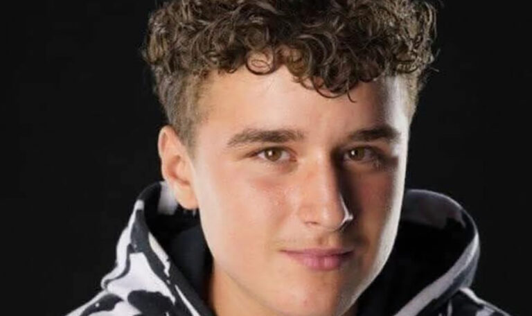 Костадинов кој спаси 20 млади во пожарот во Кочани со аплауз пречекан од соучениците во Виница (ВИДЕО)