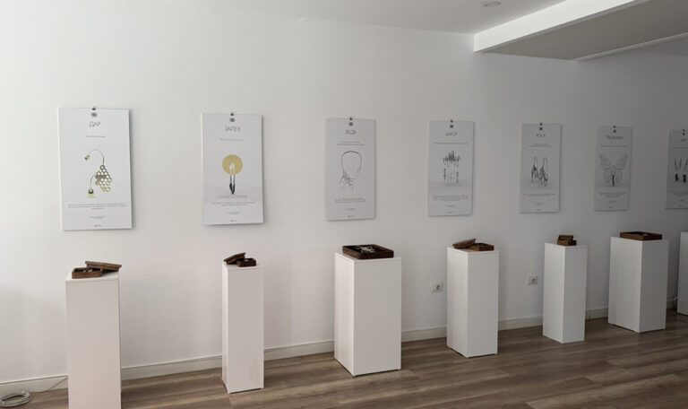 Сташа Божиновска со изложбата „ДУМА“ во Тирана: накит инспириран од зборот, во чест на македонскиот јазик