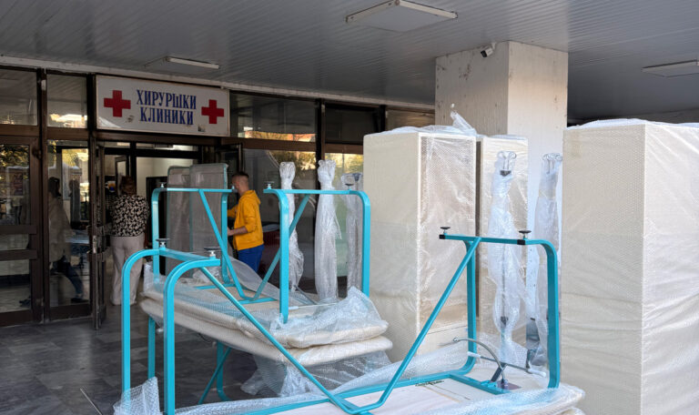 ФЕРОИНВЕСТ ДОНИРАШЕ МЕДИЦИНСКИ МЕБЕЛ ПРОИЗВЕДЕН ВО БРАКО НА КЛИНИКАTA ЗА ТОРАКАЛНА И ВАСКУЛАРНА ХИРУРГИЈА